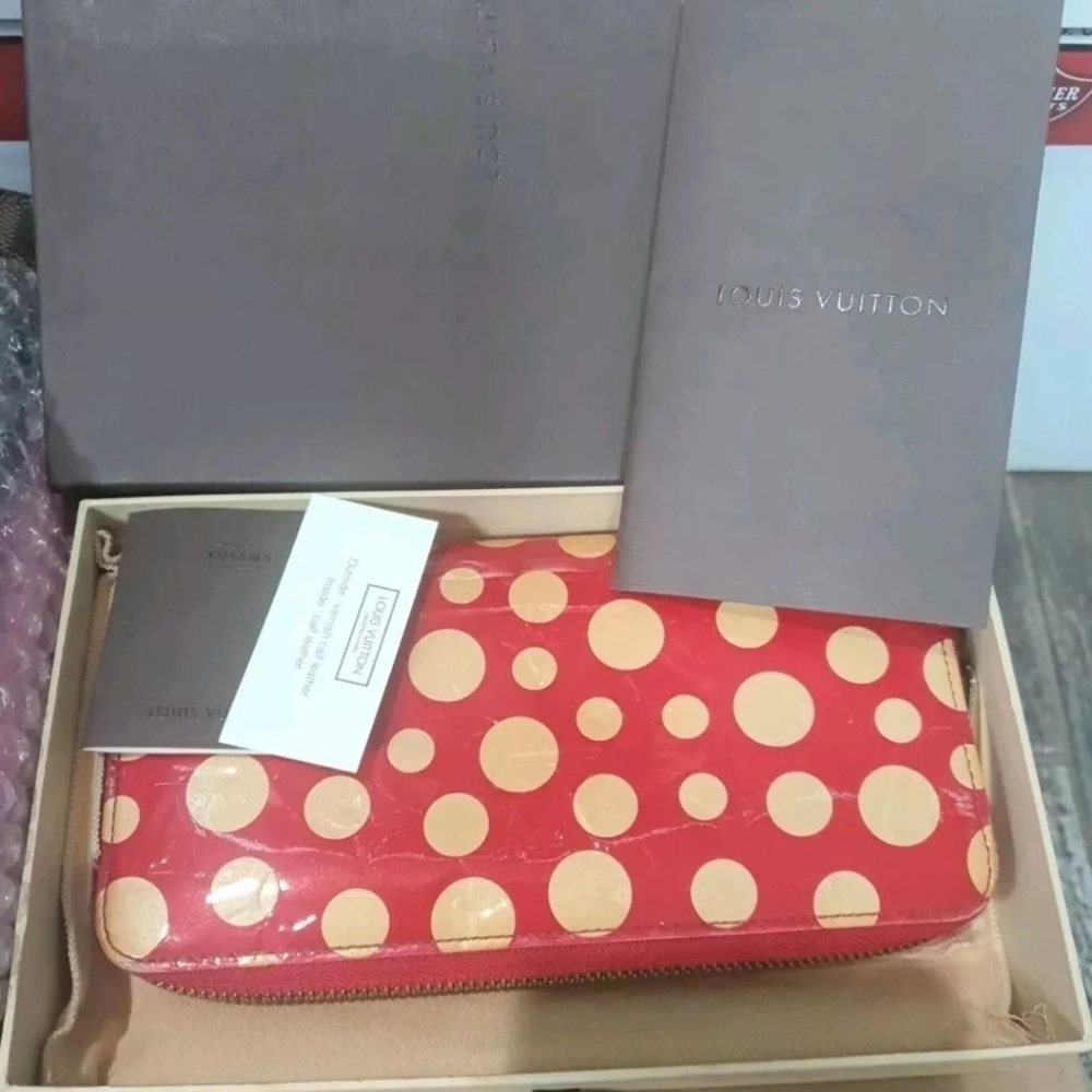 Full inclusion❤️🍀LV Limited Edition Yayoi Kusama Infinity Dot Vernis Zip -EUC- - Picture 5 of 11